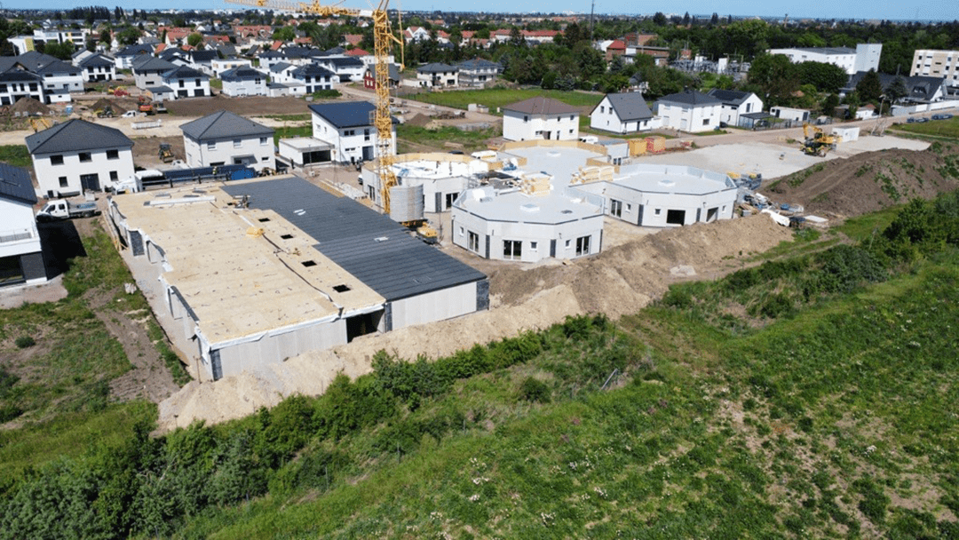 Blick von oben auf den neuesten Humanas-Standort in Magdeburg-Diesdorf, wo Anfang Juni die Zeitkapsel versenkt wird. Foto: Humanas