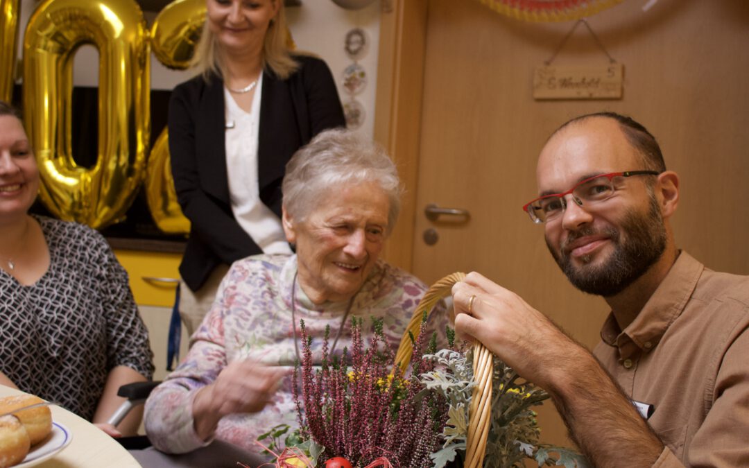 Zu den Gratulanten gehörten unter anderem Humanas-Geschäftsführer Fabian Biastoch (rechts) und Pflegedienstleiterin Kristin Brodeck (hinten), die gleichzeitig die Nichte der Jubilarin ist.