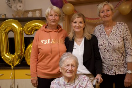 Erika Weinhold (vorne) feierte ihren 102. Geburtstag im Humanas Wohnpark Schackensleben gemeinsam mit ihren Nichten (von links): Rosemarie Geue, Pflegedienstleiterin und Großnichte Kristin Brodeck sowie Monika Beyer.