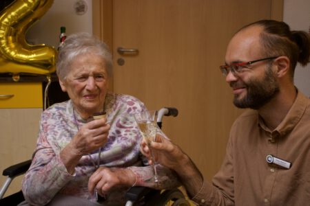 Mit einem Gläschen Eierlikör stießen Erika Weinhold und Humanas-Geschäftsführer Fabian Biastoch auf den 102. Geburtstag der Jubilarin im Wohnpark Schackensleben an. Der Eierlikör wurde ihr traditionell als Geschenk überreicht.