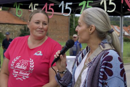 Humanas-Geschäftsführerin Ina Kadlubietz (rechts) spricht bei der Jubiläumsfeier des Wohnparks Meisdorf und richtet ihren Dank an das Team, während Pflegedienstleiterin Nadine Adelberg aufmerksam zuhört.