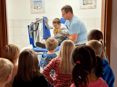 Kita-Kids tauchen in den Pflegealltag ein